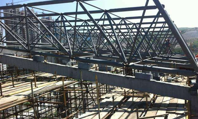 洪湖简述网架公司的黑色压型钢板的吊装步履